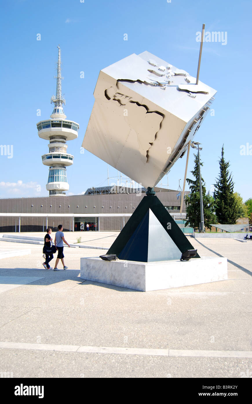 Welt-Cube-Skulptur und Telekommunikation Turm, Thessaloniki, Chalkidiki, Zentralmakedonien, Griechenland Stockfoto