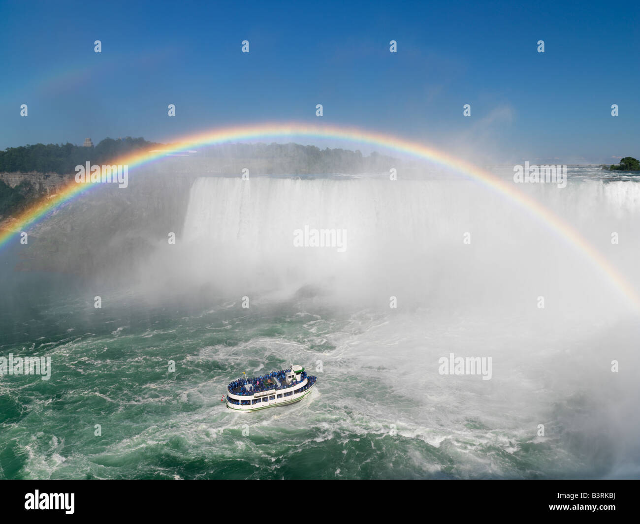 Kanada, Ontario, Niagarafälle, Mädchen der Nebel Tour Boot nähert sich die kanadischen Wasserfälle mit einem Regenbogen Stockfoto