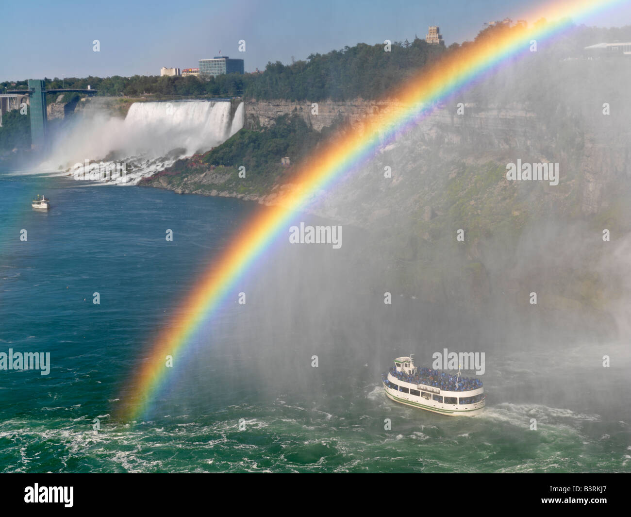 Kanada, Ontario, Niagarafälle, Mädchen der Nebel Tour Boot nähert sich die amerikanischen Wasserfälle mit einem Regenbogen Stockfoto