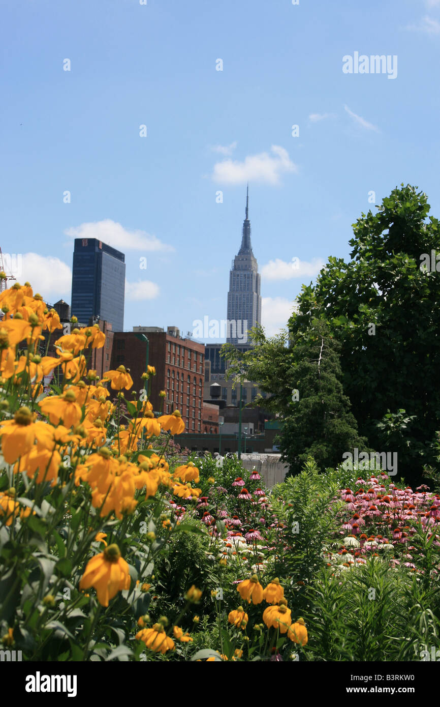 Blumenbeet in Midtown Manhattan. Empire State Building im Hintergrund. Stockfoto