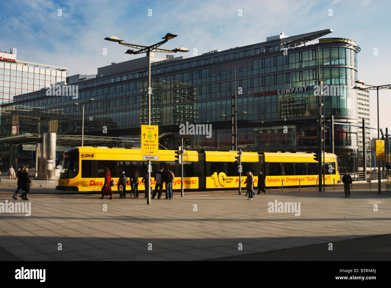 Gelben DVB Straßenbahn außerhalb der Haupt-Bahnhof (Hauptbahnhof), Dresden, Deutschland Stockfoto