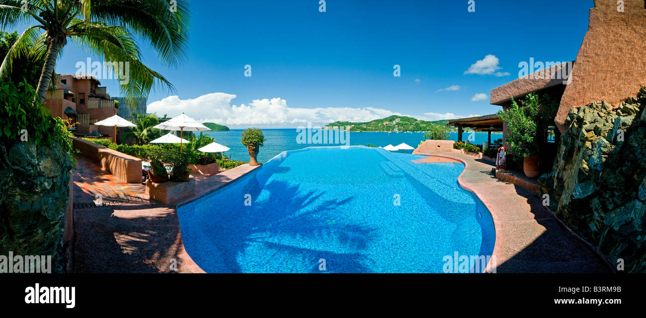 Infinity-Pool mit Blick auf Meer bei La Casa Que Canta Resort in Mexiko Stockfoto
