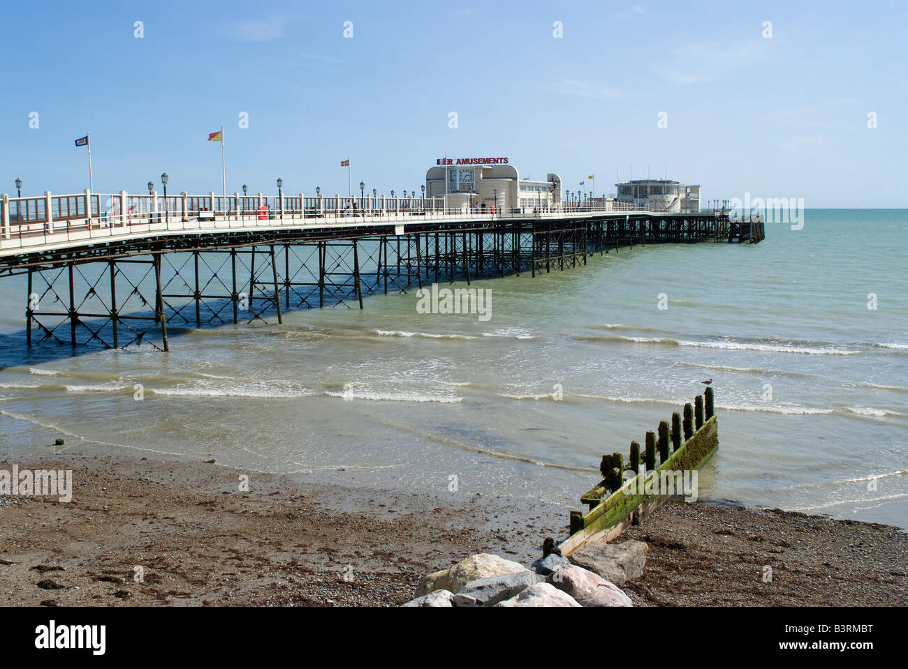 Der Pier und Strand von Worthing ein beliebter Badeort in West Sussex England Südengland Stockfoto