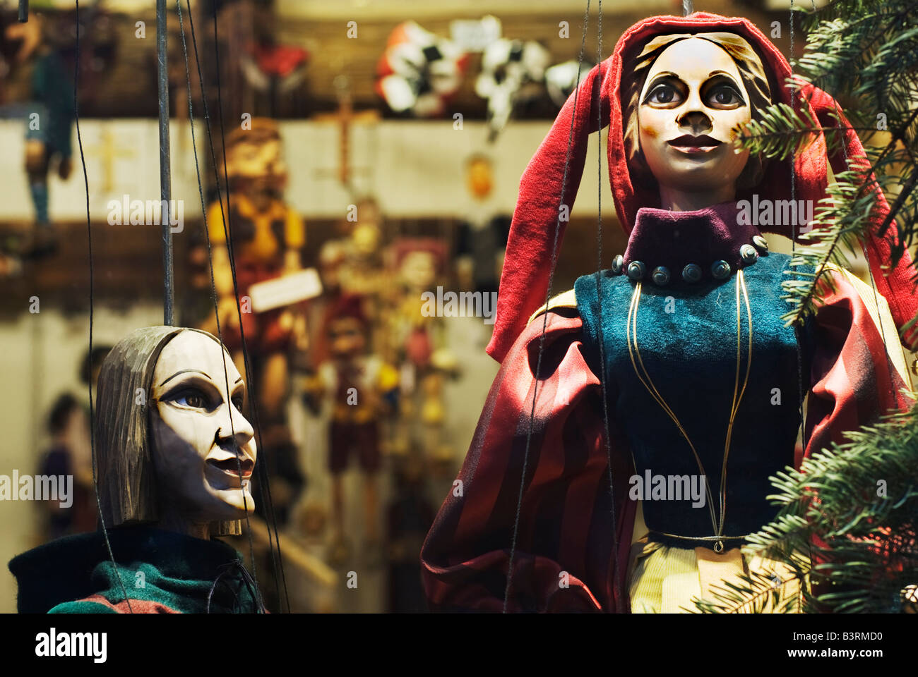 Puppen im Fenster eine Marionette/Marionette-Shop im Zentrum von Prag, Tschechische Republik Stockfoto