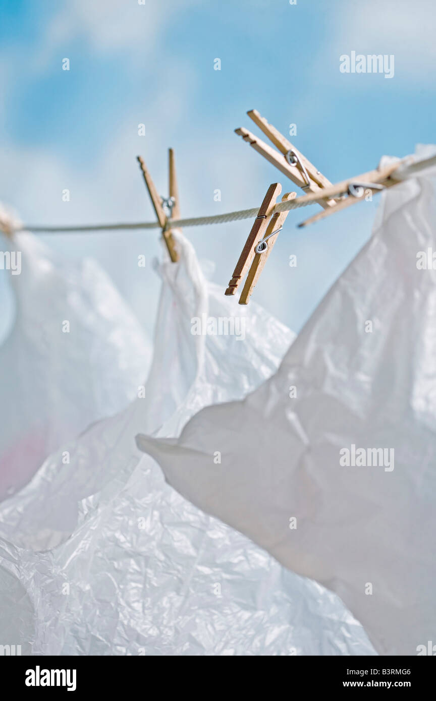 Plastiktüten hängen Wäsche Wäscheleine zum Trocknen und wiederverwendet werden Stockfoto