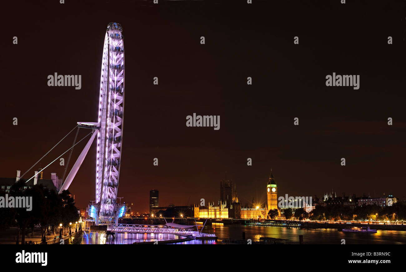 London Eye Millenium Wheel in der Nacht mit dem Fluss Themse hohe Auflösung-panorama Stockfoto