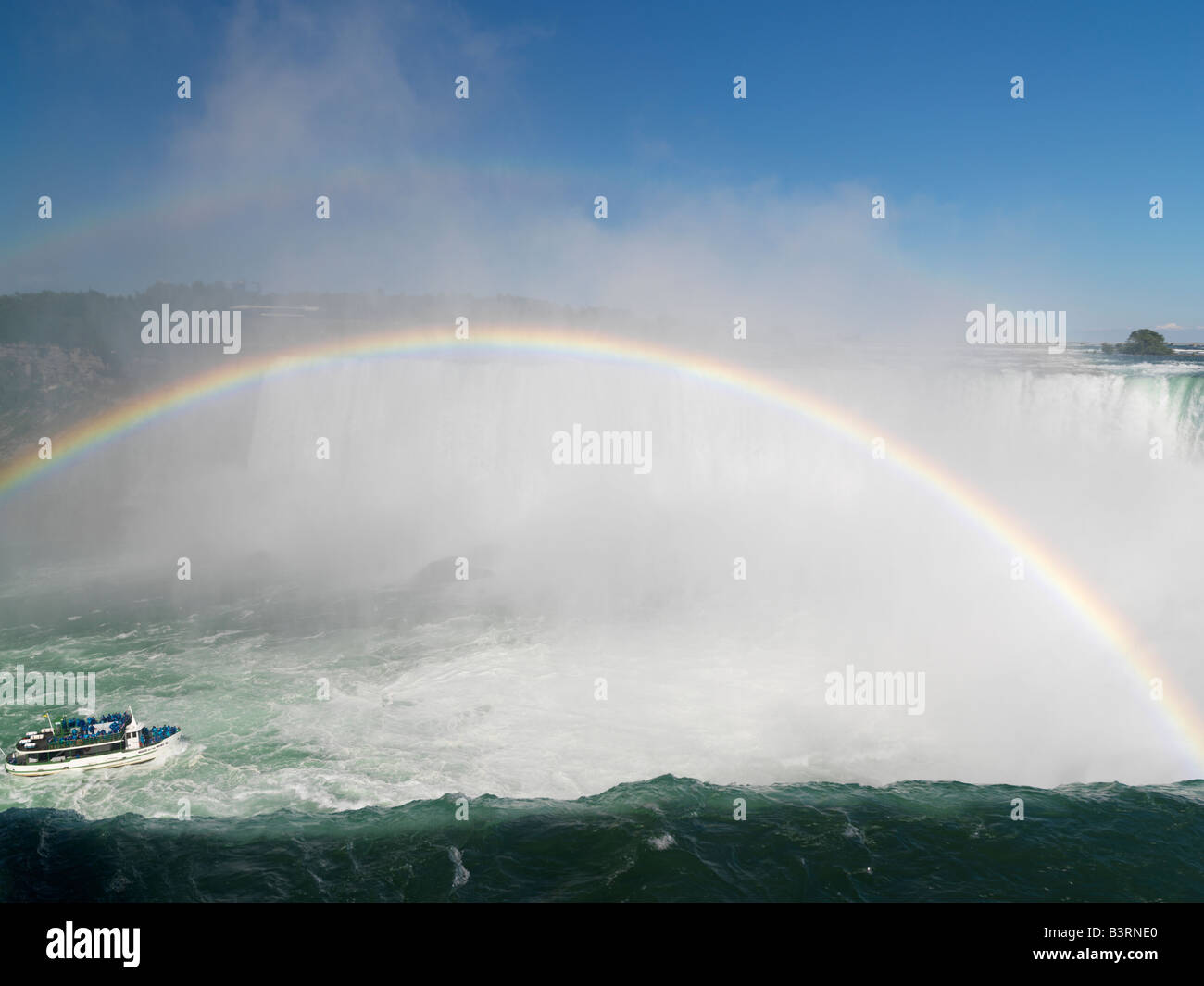 Kanada, Ontario, Niagarafälle, Mädchen der Nebel Tour Boot nähert sich die kanadischen Wasserfälle mit einem Regenbogen Stockfoto