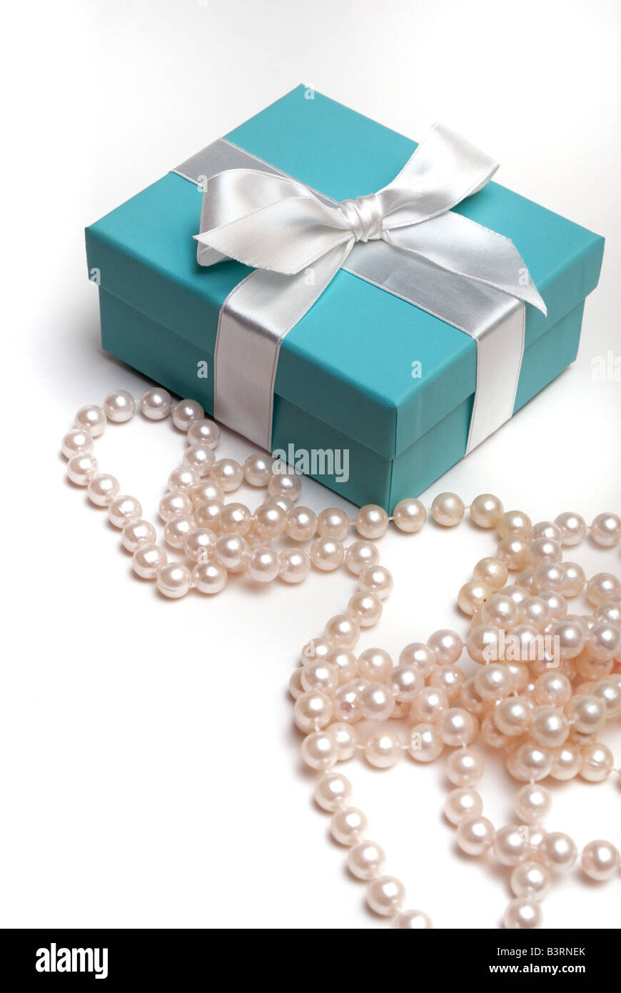 Eine ikonische wenig blauen Geschenkbox von Tiffany & Firma, mit einem Strang Perlen. Stockfoto