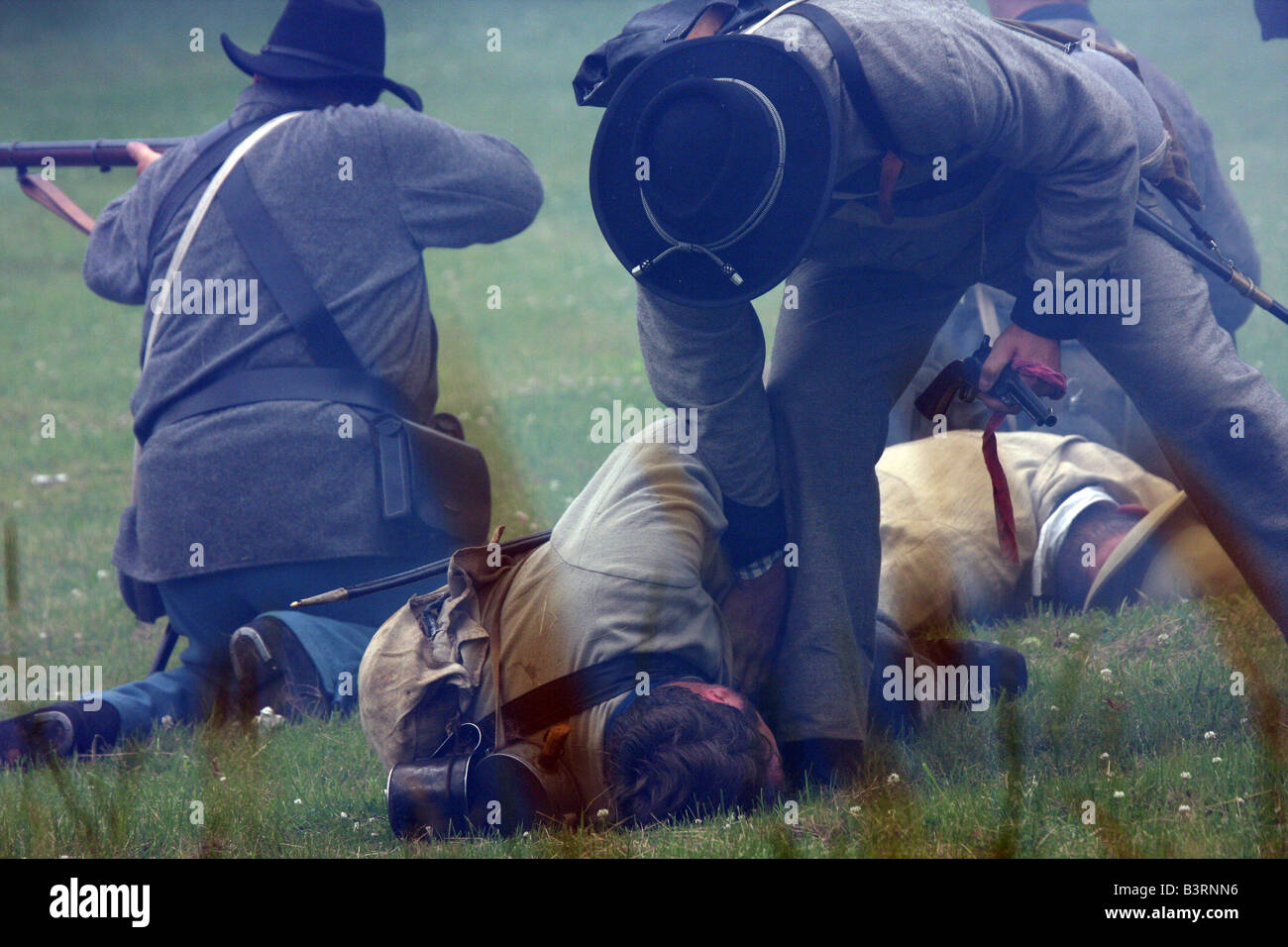 Konföderierten Soldaten, die Kontrolle über die bewaldeten im Feldlager Civil War Reenactment Stockfoto