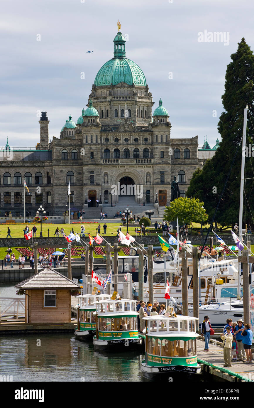 Hafen-Sightseeing-Boote mit dem Parlament im Hintergrund, Victoria, Britisch-Kolumbien, Kanada Stockfoto