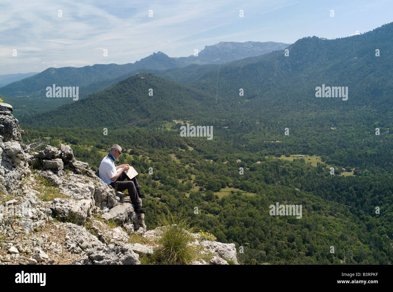 Wanderer berät die Karte in Cazorla natürlichen Park Jaen Provinz