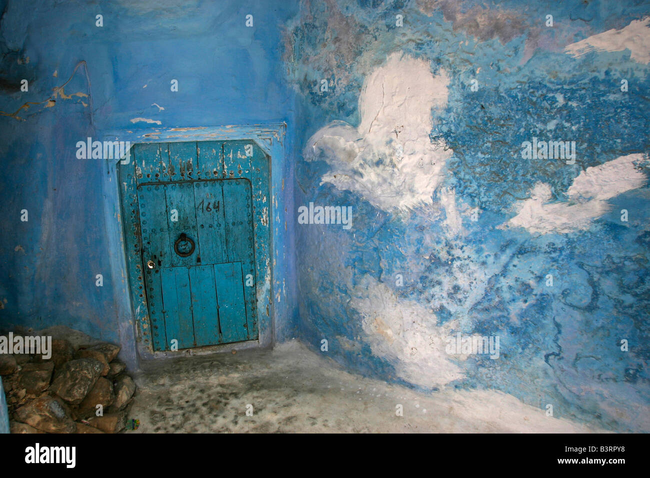 Chefchaouen des charakteristischen Blau gestrichene Wände und Türen. Stockfoto
