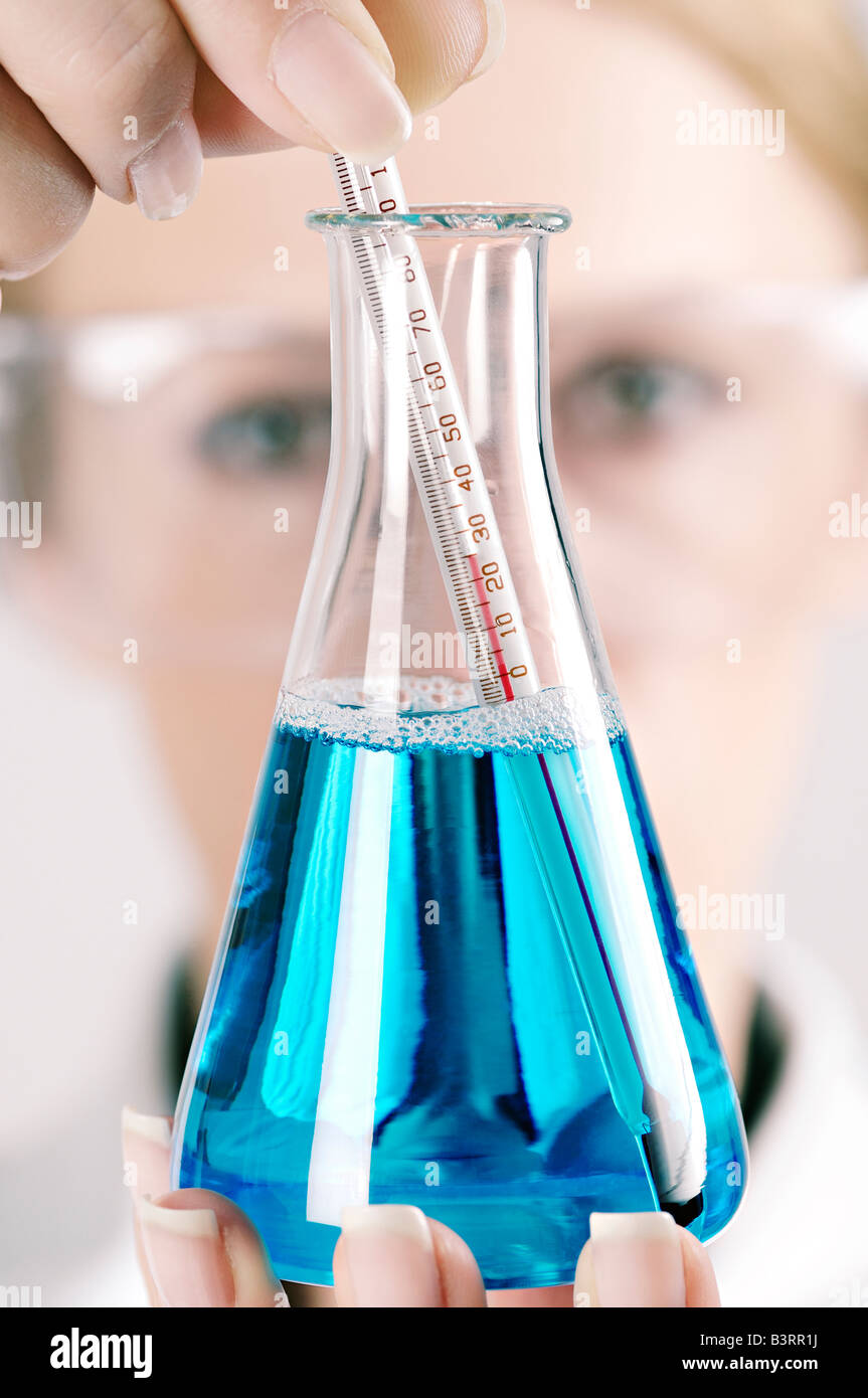 Wissenschaftler mit einem konischen Kolben und Thermometer in einem Labor hautnah Stockfoto