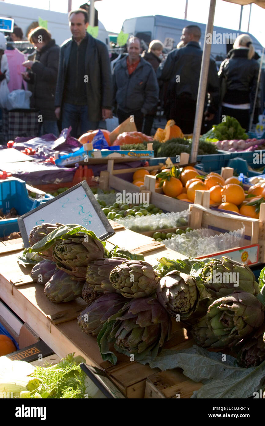 Ein hellen Morgen um MIDI-Markt, einem von Europas größten Märkte unter freiem Himmel statt jeden Sonntag in der Nähe von Gare du Midi in Brüssel Belgien Stockfoto