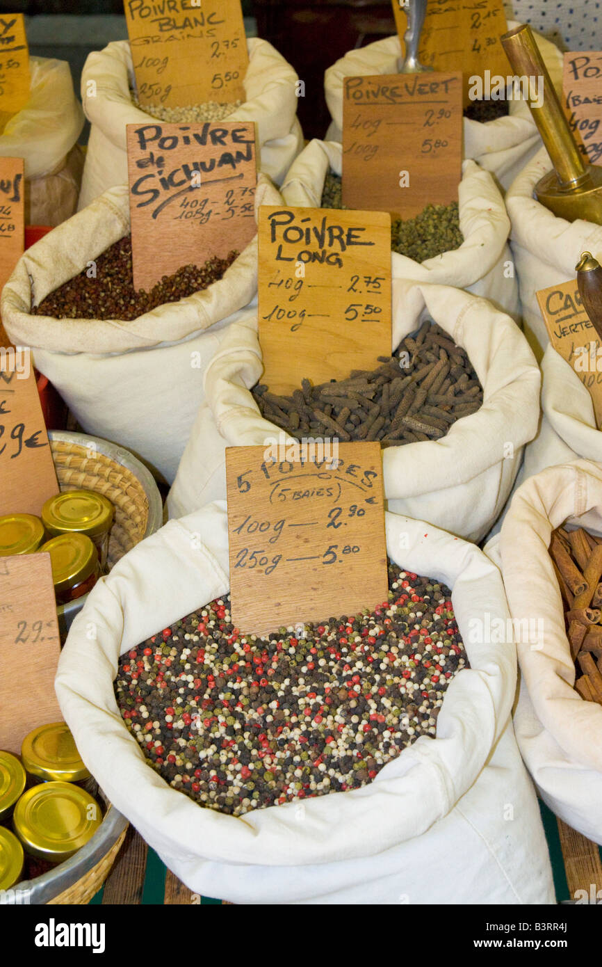 Verschiedene Arten von Pfeffer angeboten an einem Marktstand in Céret in Südfrankreich Stockfoto