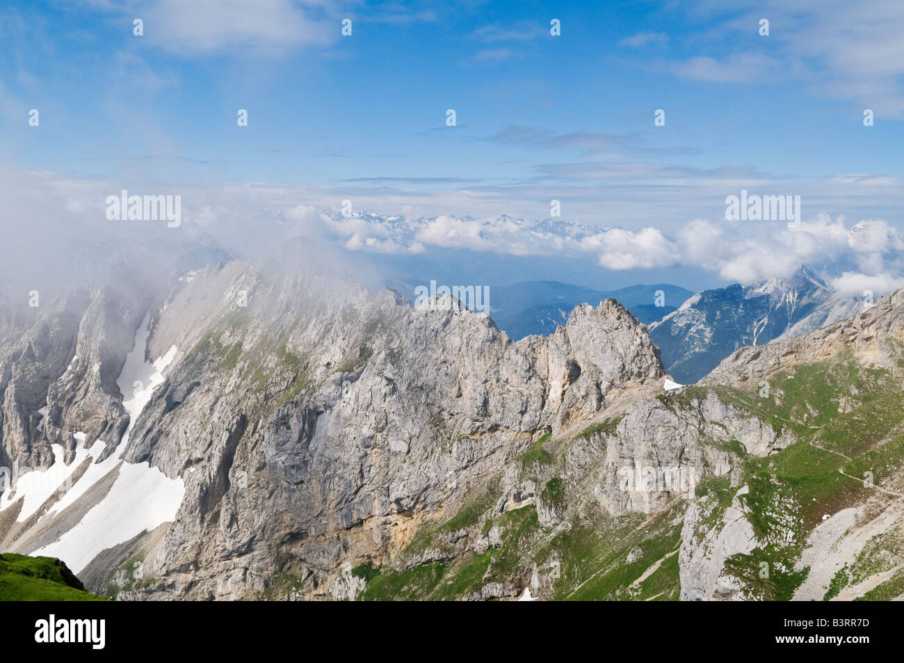 Clearing-Wolken über den Kamm des Karwendel Berggruppe im nördlichen Kalkalpen entlang der Grenze Deutschland-Österreich Stockfoto