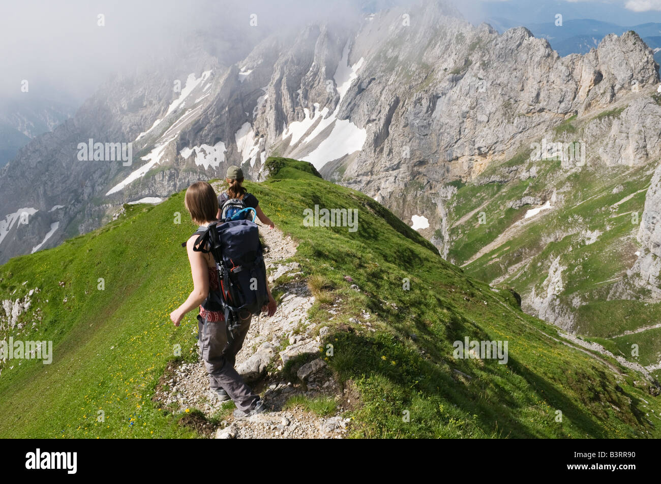 Zwei weibliche Wanderer Wandern entlang Alpenkamm in der Karwendel-Gruppe der nördlichen Kalkalpen, Mittenwald, Bayern, Deutschland Stockfoto