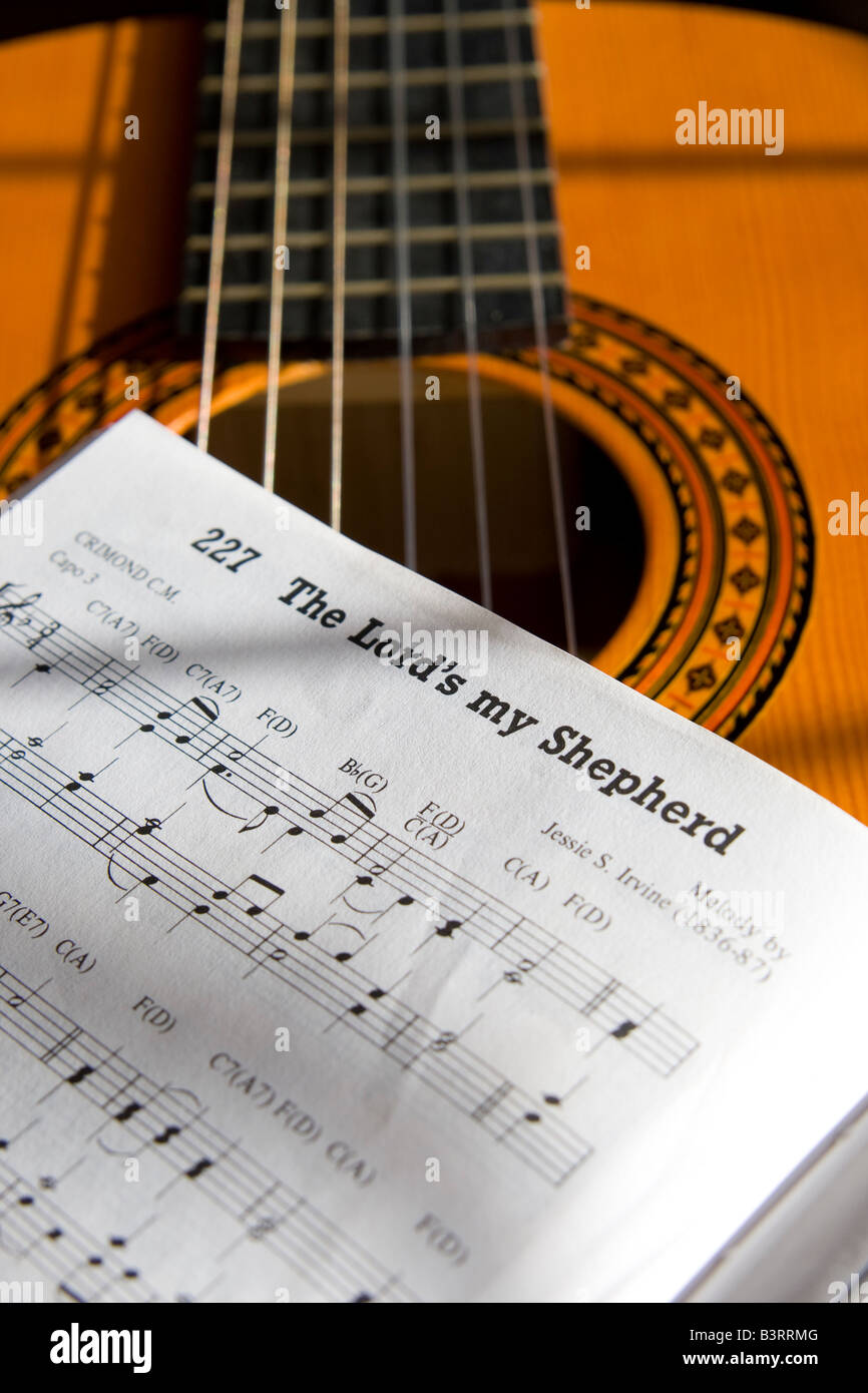 Gitarre und Buch der Musik Stockfoto