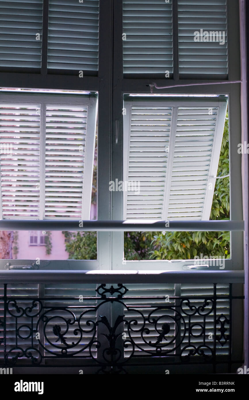 Blick vom Fenster des Hotels in Nizza mit Fensterläden, die ein interessantes Muster von Licht und Schatten geben Stockfoto