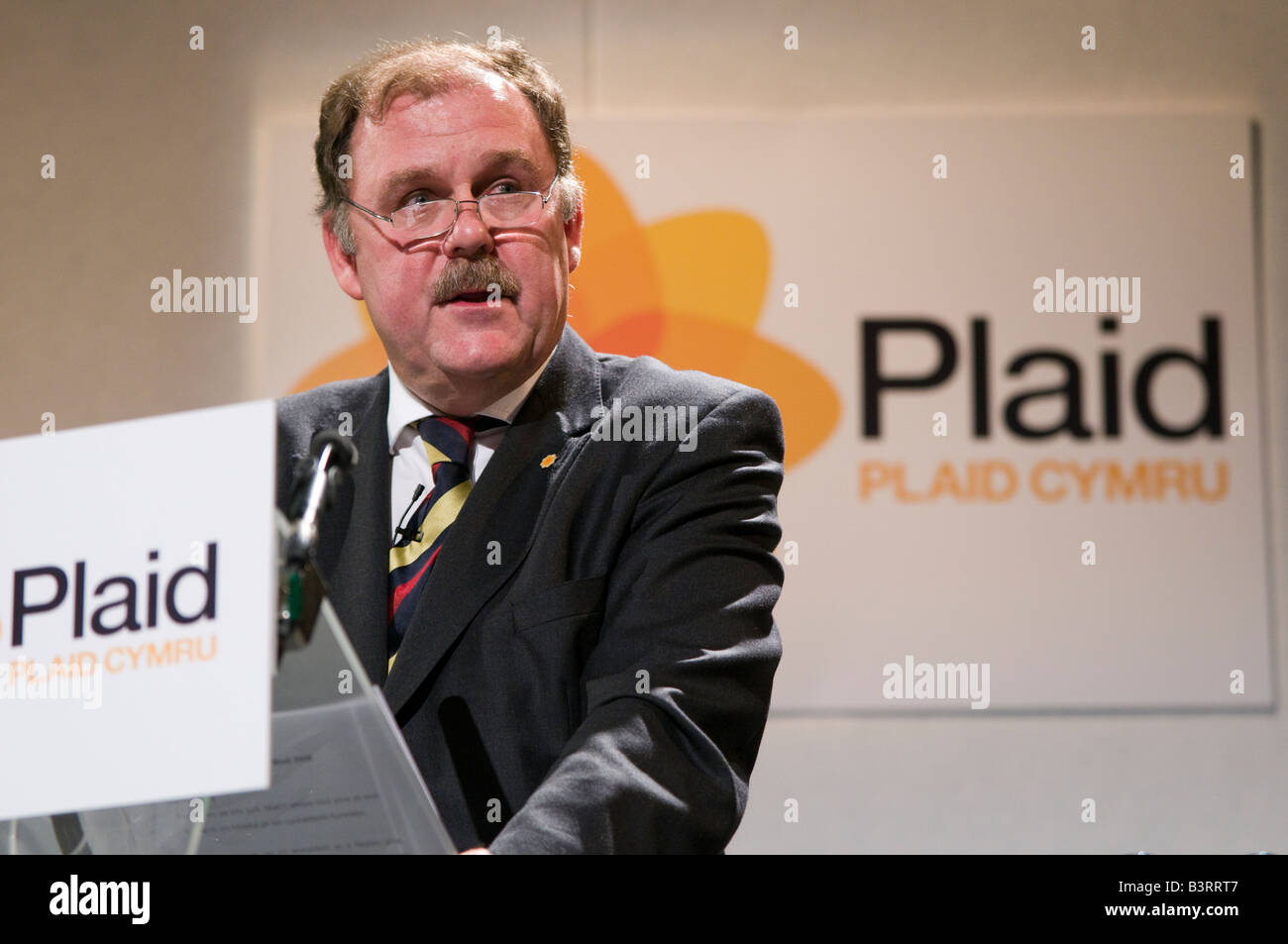 ELFYN LLWYD MP Anführer der Plaid Cymru Gruppe in Westminster Adressierung der Plaid Cymru walisischen Partei Jahreskonferenz Stockfoto