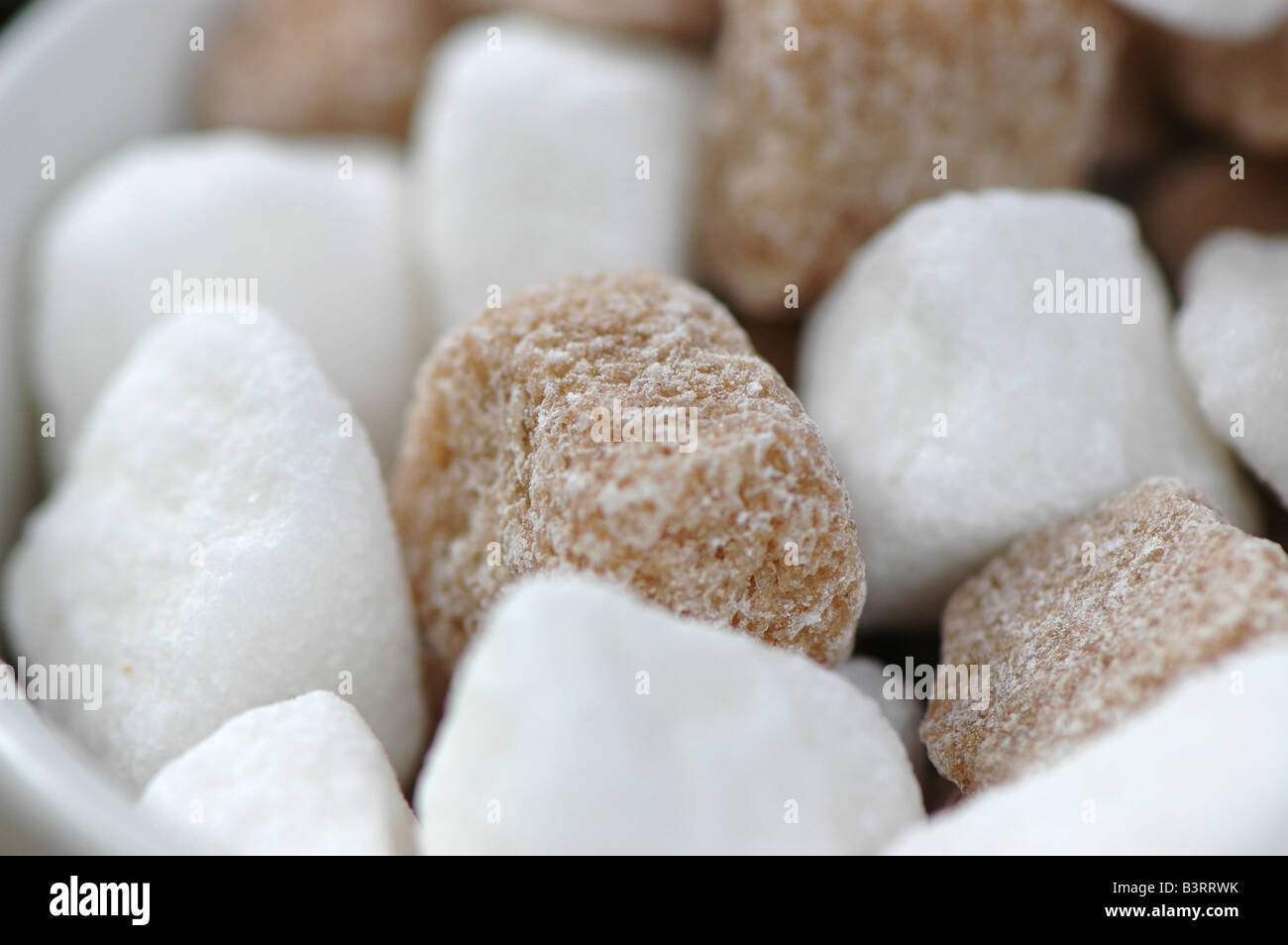 Eine Schüssel mit einigen braunen und weißen Suger Klumpen Stockfoto