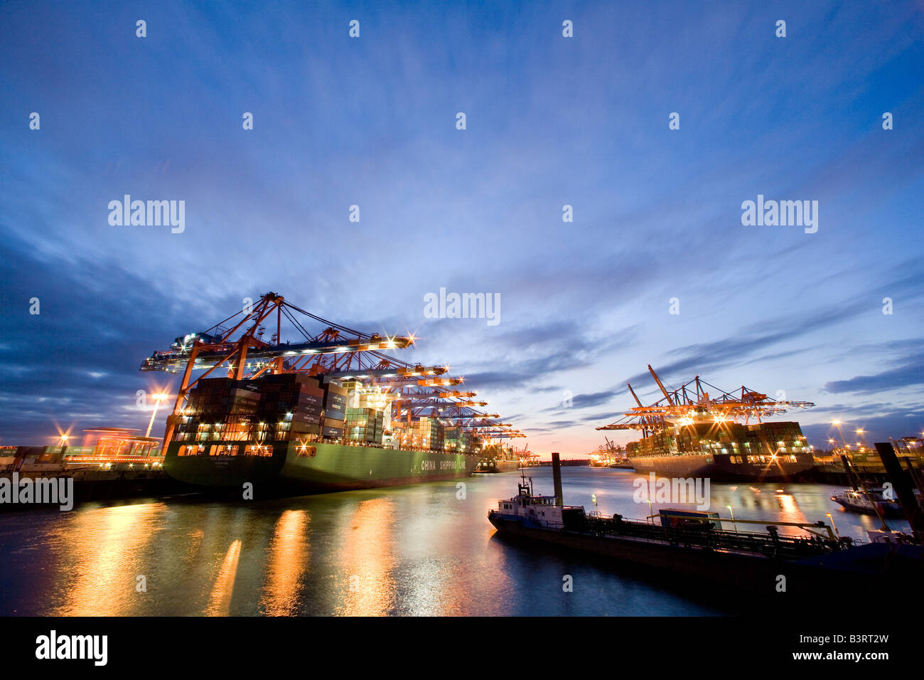 Containerschiffe der Eurogate Container terminal links und das terminal HHLA Burchardkai CTB rechts bzw. Stockfoto