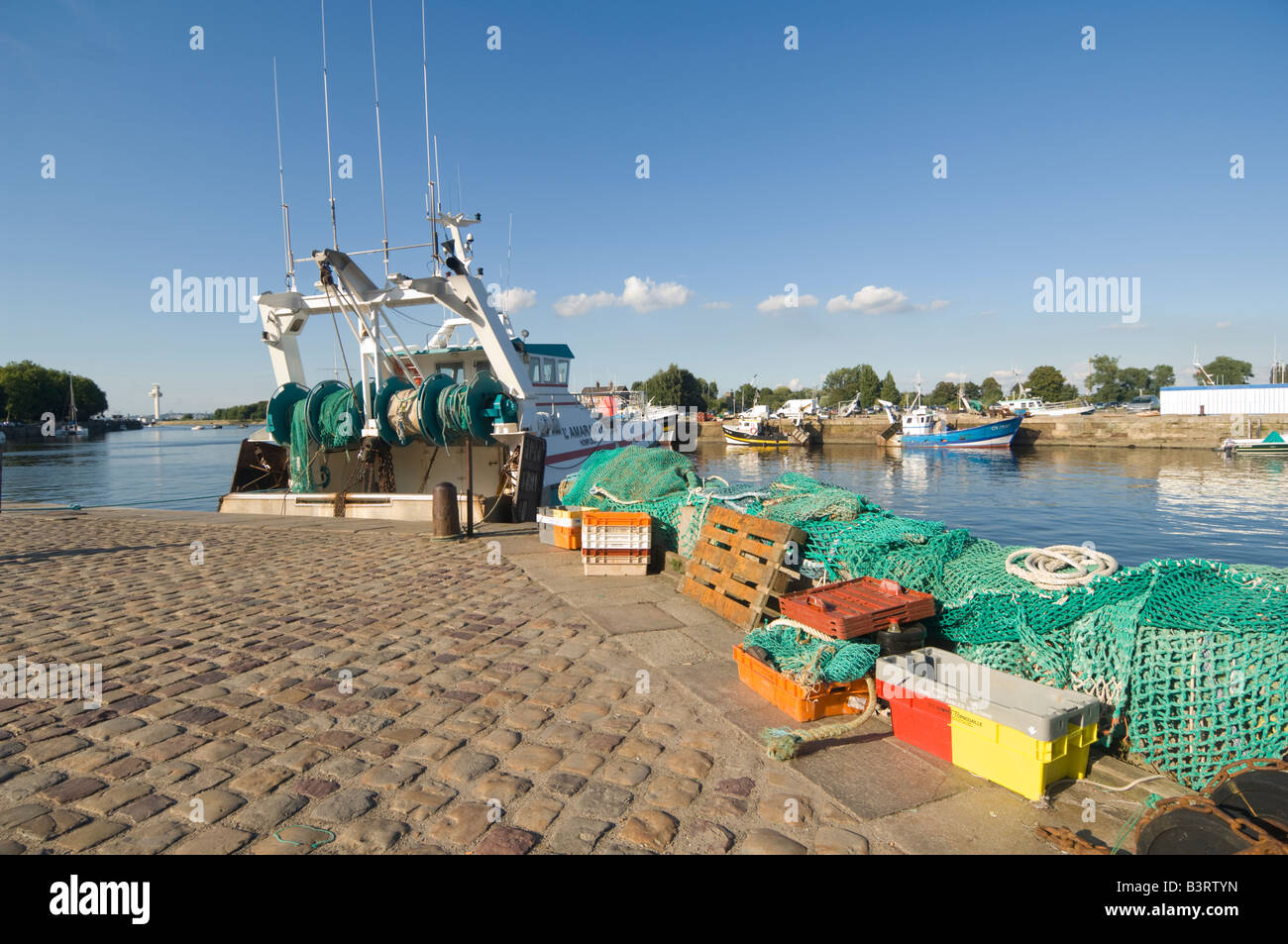 Fischernetz und Trawler Honfleur Calvados Normandie Frankreich Stockfoto