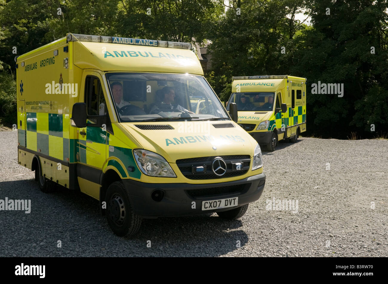 Zwei gelbe Welsh Rettungsdienst Krankenwagen Stockfoto