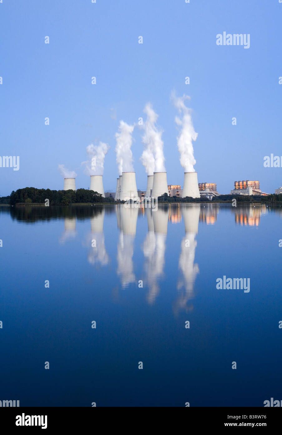 Braunkohle-Kraftwerk Jaenschwalde, eines der Welten-Kraftwerke mit dem höchsten Ausstoß während des Sonnenuntergangs Stockfoto
