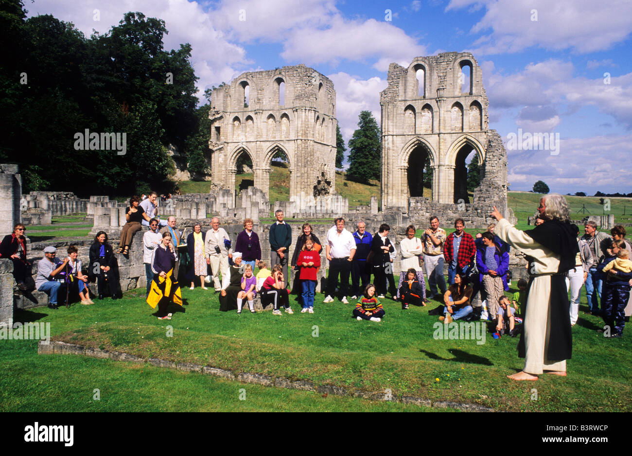 Roche Abbey Führung durch Re-Enactor Mönch Menschen Besucher mittelalterliche Klosterruine Yorkshire England UK englische Architektur Stockfoto