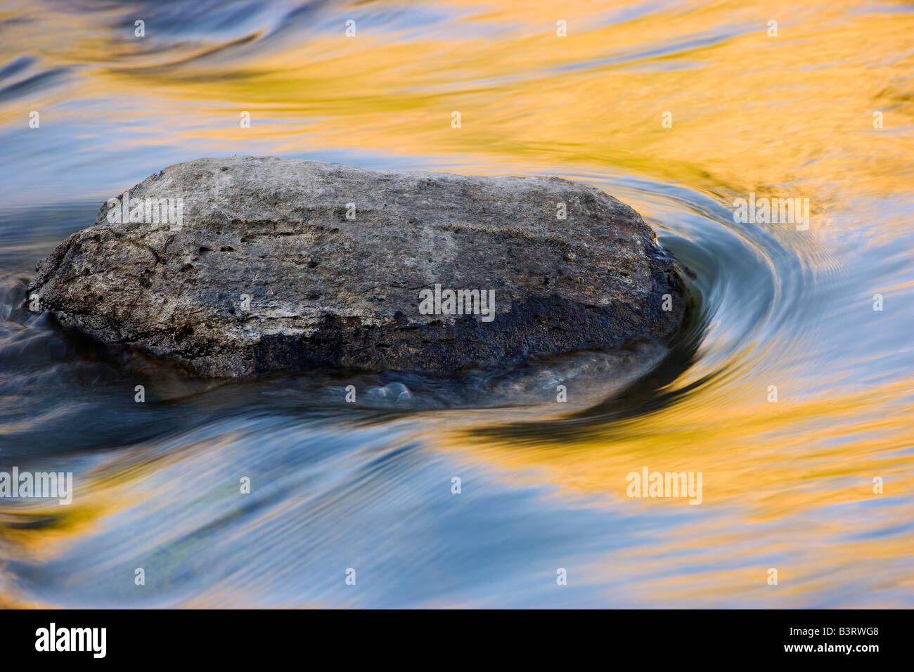 Stein in bewegtem Wasser Stockfoto