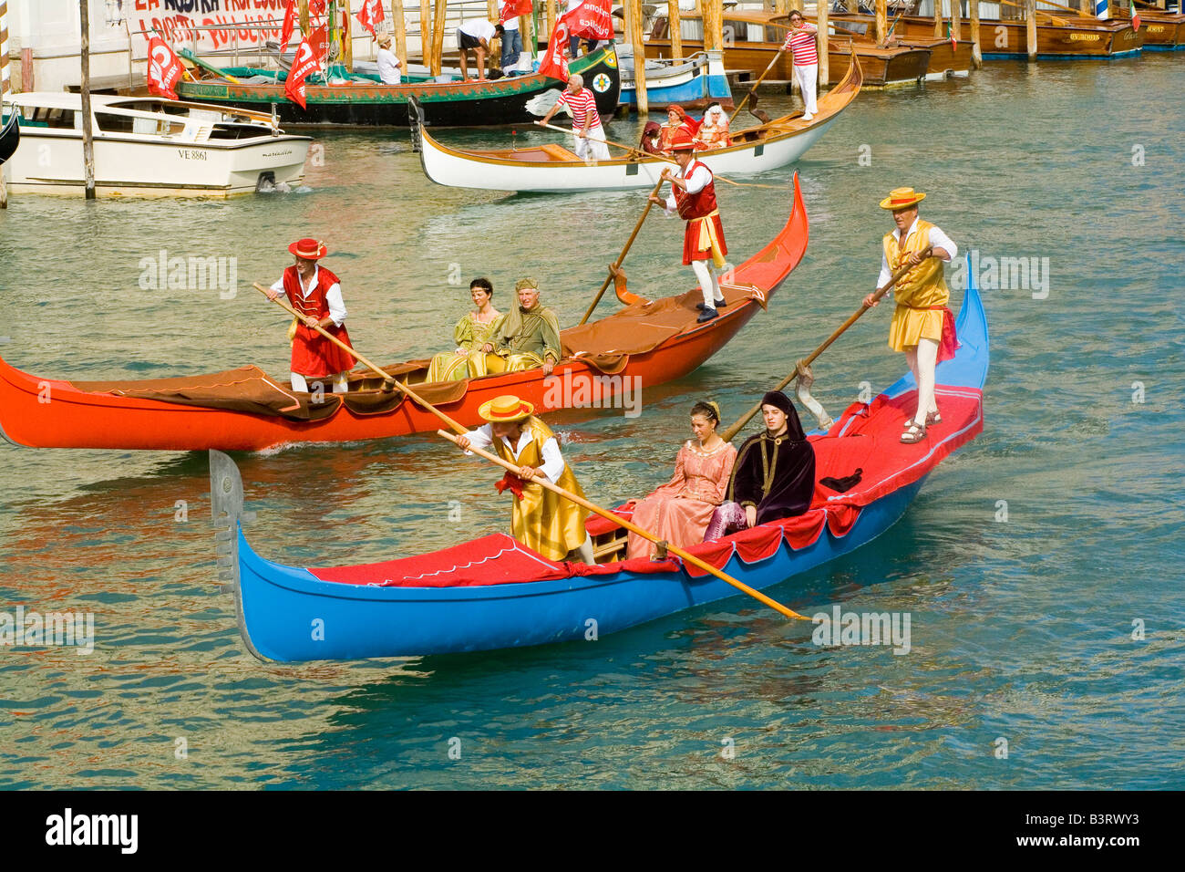 Gondeln auf dem Canal Grande in Venedig für die historische Regatta führt legen jedes Jahr im September Stockfoto