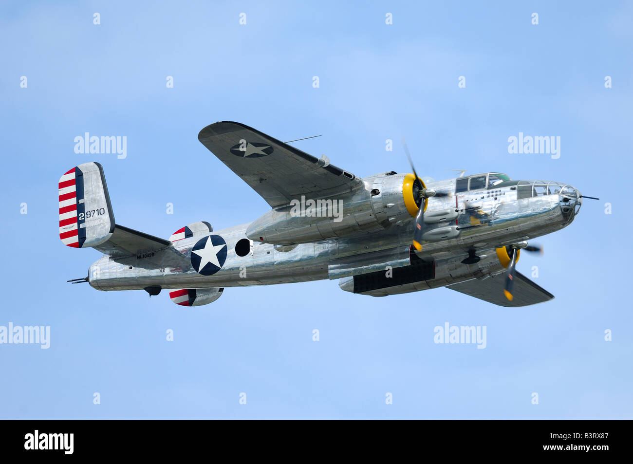 Alten WWII Bomber Flugzeug North American b-25 J Mitchell fliegen während einer Flugshow, Anchorage, Alaska, Usa Stockfoto