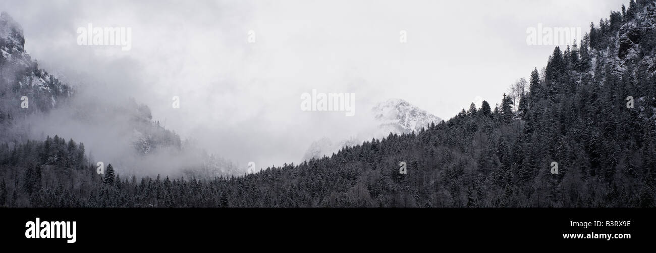 Wintersturm clearing von Schnee bedeckt Berge Allgäu Bayern Deutschland Stockfoto