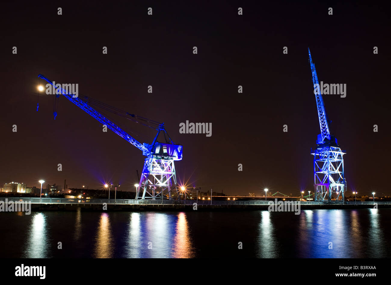 Alten stillgelegten Krane in der Nähe von das IKEA Einrichtungshaus in Red Hook in Brooklyn, New York Stockfoto