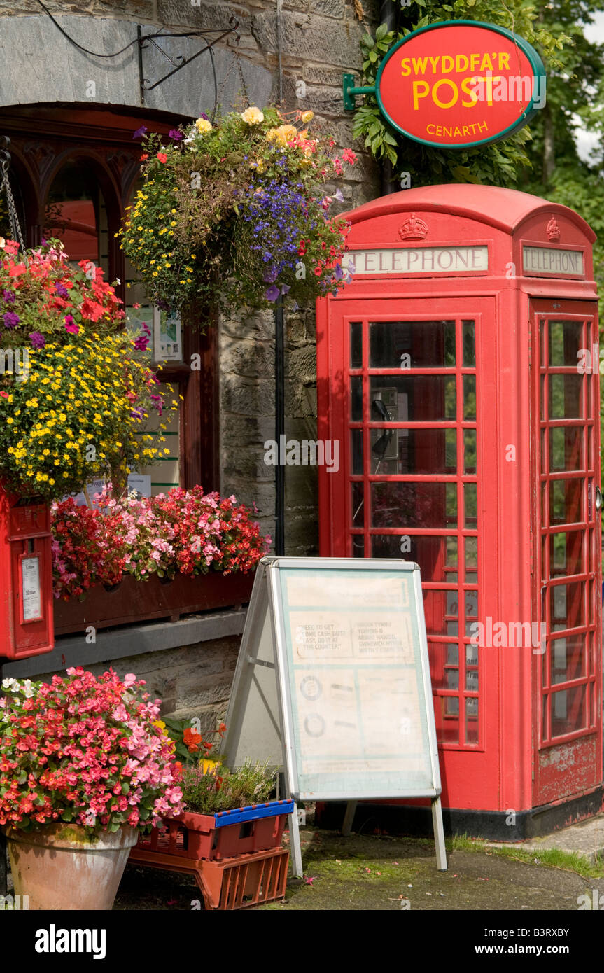 Traditionelle rote Telefonzelle außerhalb Cenarth Postamt Dorf Shop Ceredigion West Wales UK Stockfoto