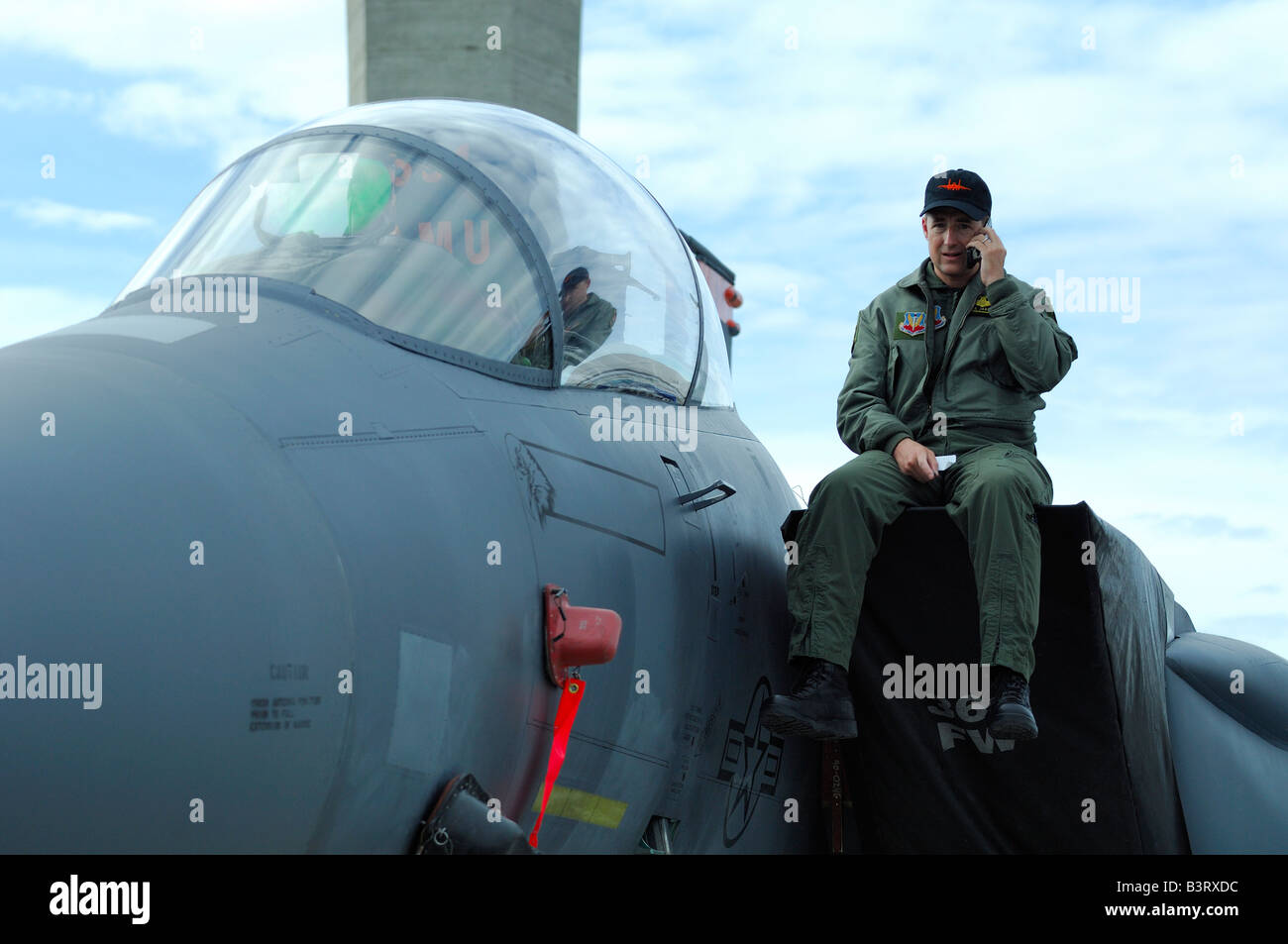 Telefonieren, sitzen auf dem Rumpf der Fighter Pilot Flugzeug f-15, Arctic Thunder Airshow 2008, Anchorage, Alaska, USA Stockfoto