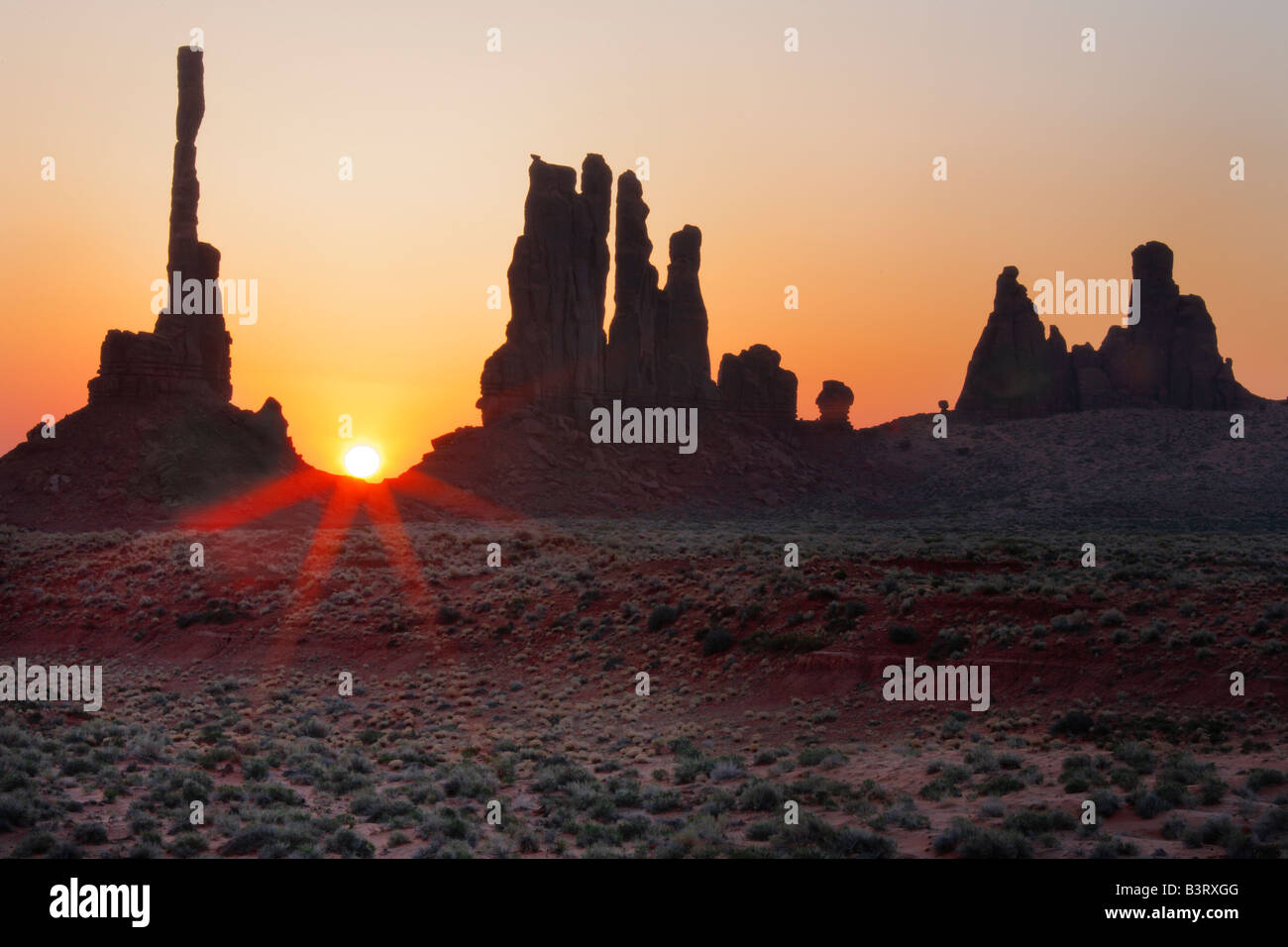 Sonnenaufgang am Yei Bi Chei Felsen im Monument Valley, Arizona Stockfoto
