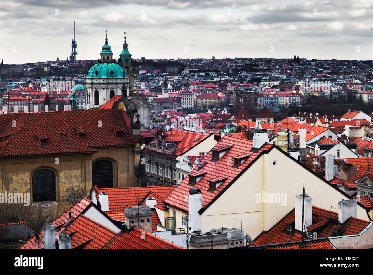 Blick auf Prag Dächer und St.-Nikolaus-Kirche. Prag, Tschechische Republik Stockfoto