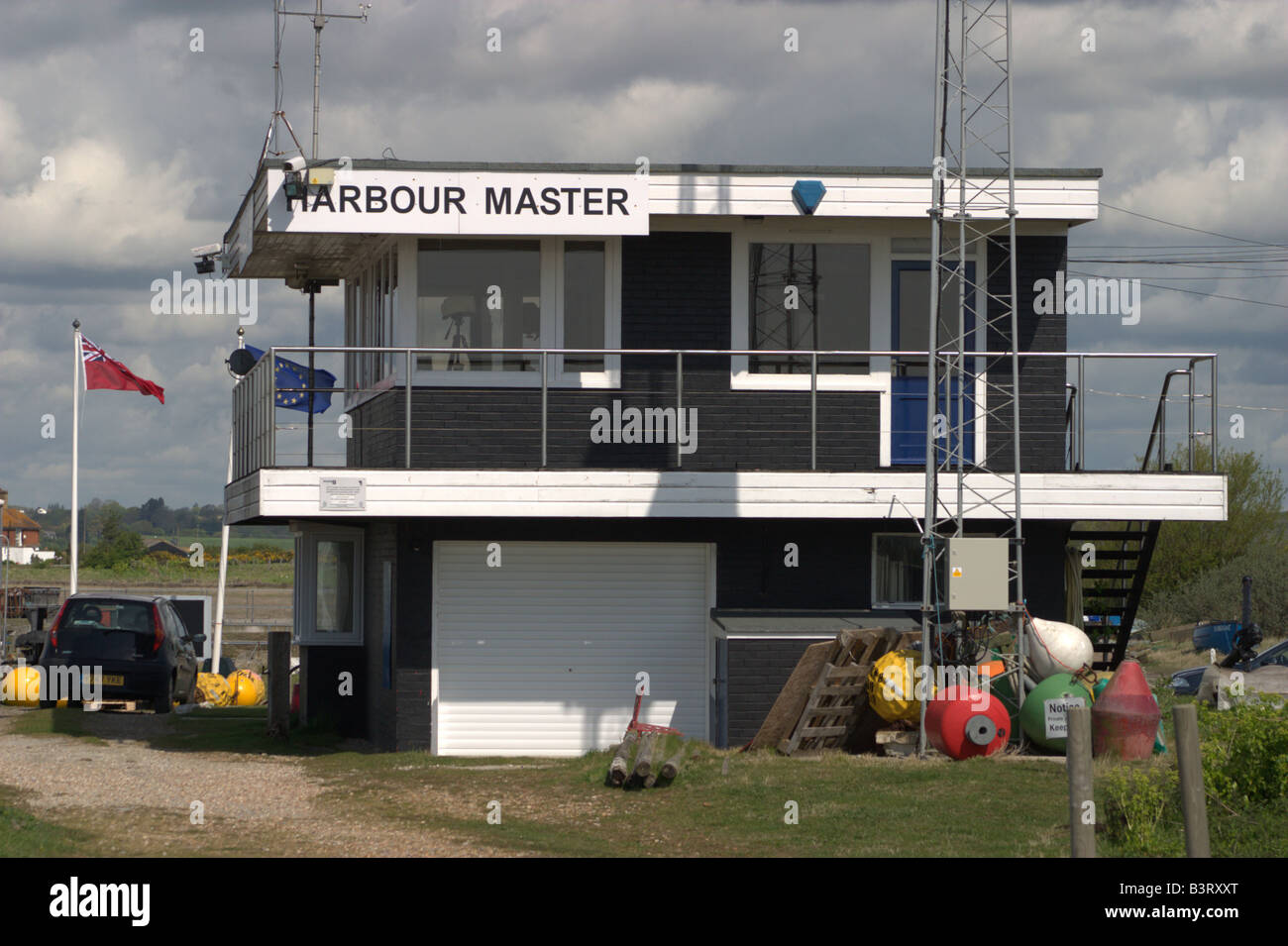Hafenmeister Büro Hafen Bojen Fahnen Wolken Roggen East sussex Stockfoto