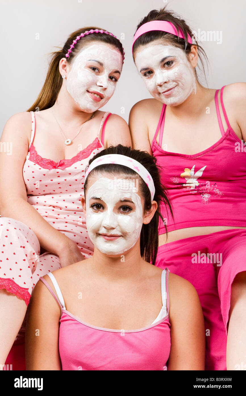 Drei Teenager-Mädchen (13-15 Jahre alt) tragen Gesichtsmasken Stockfoto