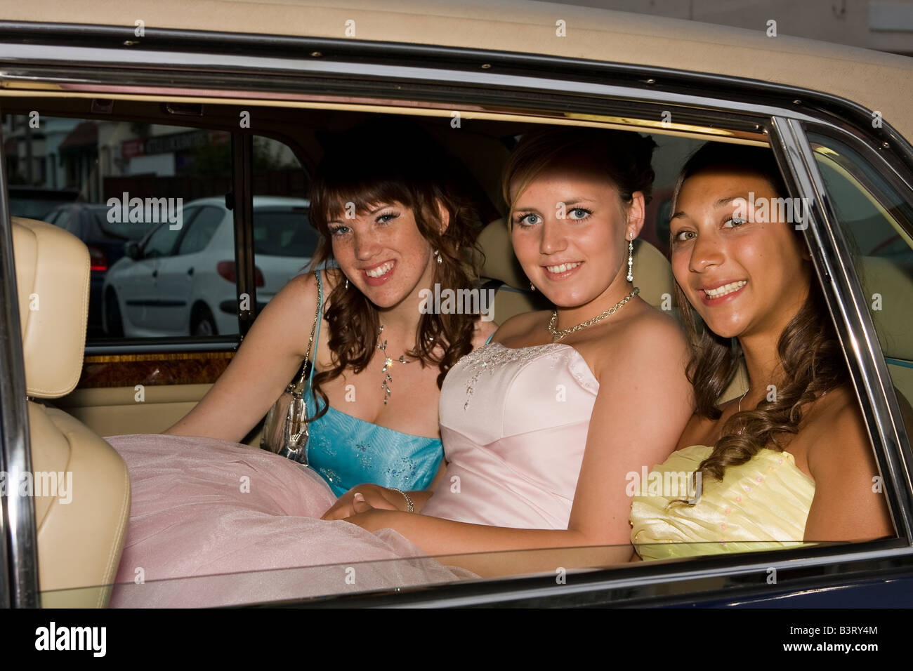 Mädchen im Teenageralter in Limousine auf dem Weg nach ihre Prom Night Stockfoto