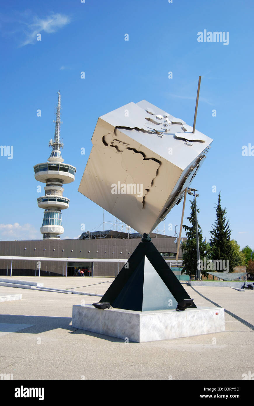 Welt-Cube-Skulptur und Telekommunikation Turm, Thessaloniki, Chalkidiki, Zentralmakedonien, Griechenland Stockfoto