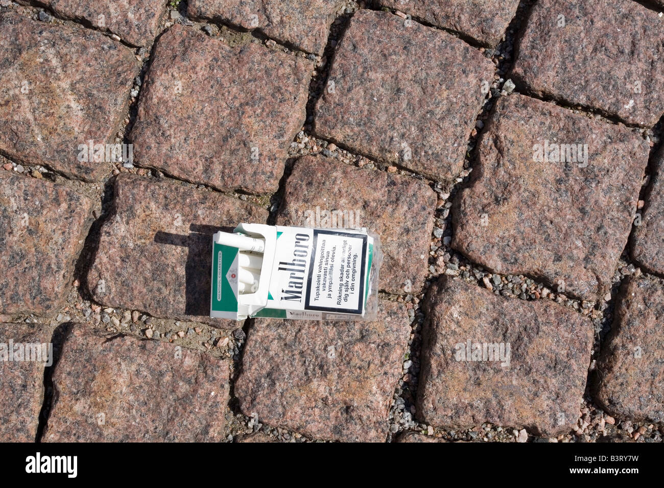 Packung Marlboro Menthol Zigaretten auf Straße Stockfoto