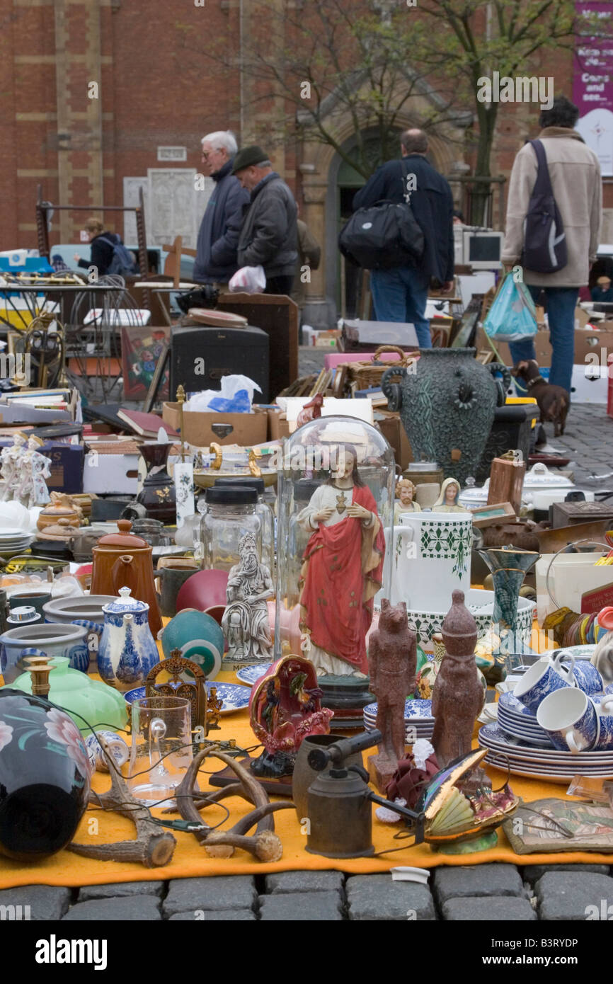 Place du Jeu de Balle täglich einen Flohmarkt verkauft eine breite Palette von neuen und gebrauchten Gegenstände, Marolles Viertel, Brüssel, Belgien Stockfoto