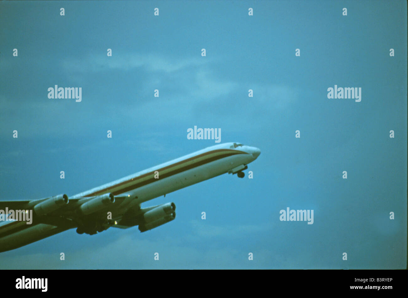 Douglas dc8 Verkehrsflugzeug gegen tropische bedecktem Himmel abheben. Platz für Text. Stockfoto