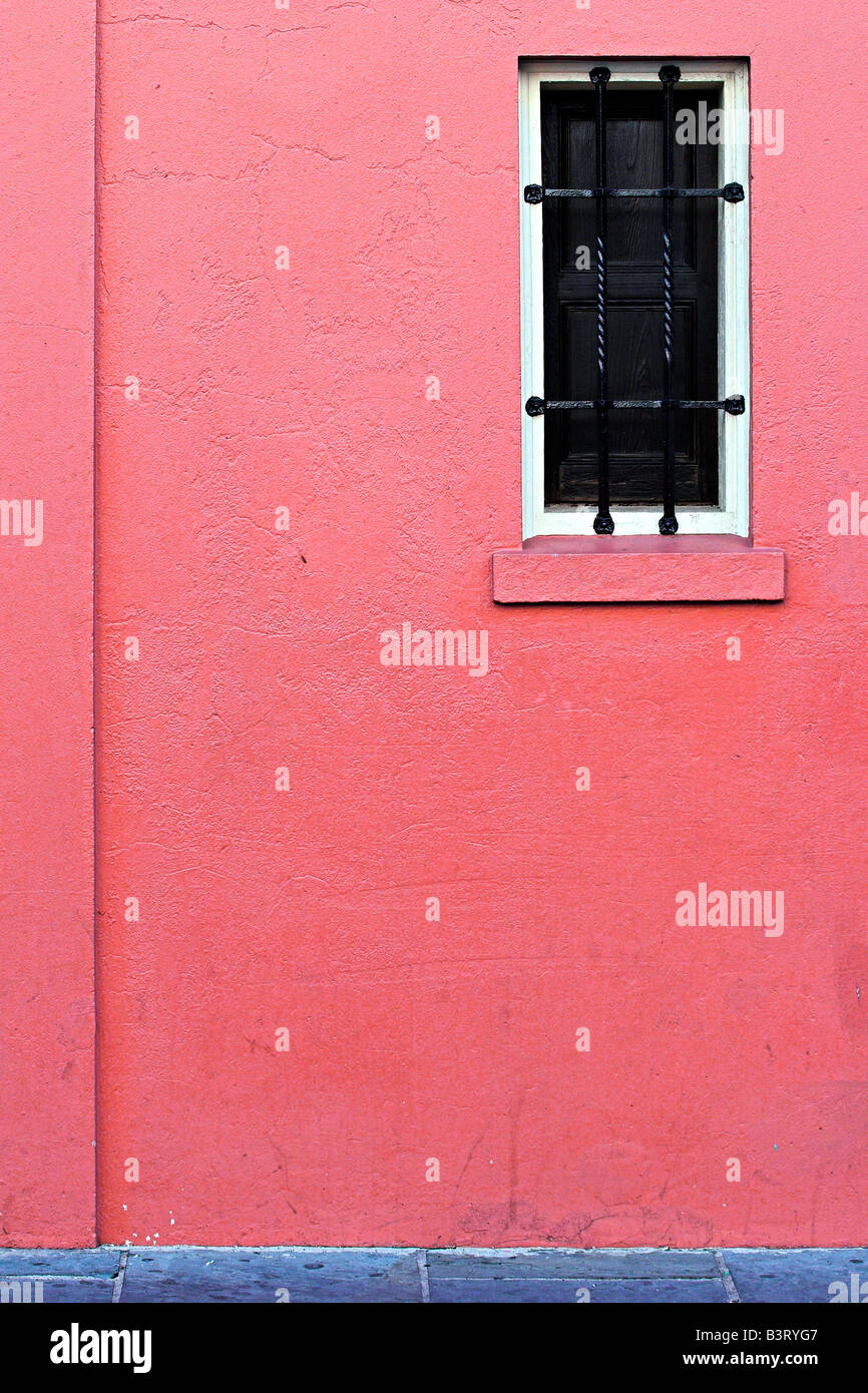 Ein vergittertes Fenster in New Orleans, Louisiana. Stockfoto