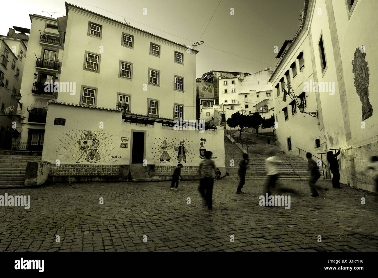 Kinder spielen Fußball im Stadtteil Alfama (Altstadt) von Lissabon, Portugal Stockfoto