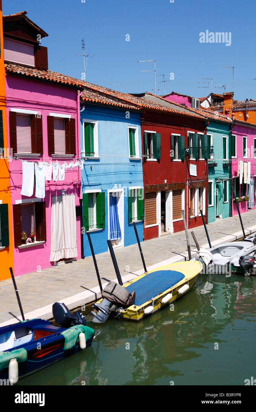 Bunte (bunte) Häuser von Burano, zusammen mit dem Kanal / Kanäle. Venedig (Venezia), Italien (Italia) Stockfoto