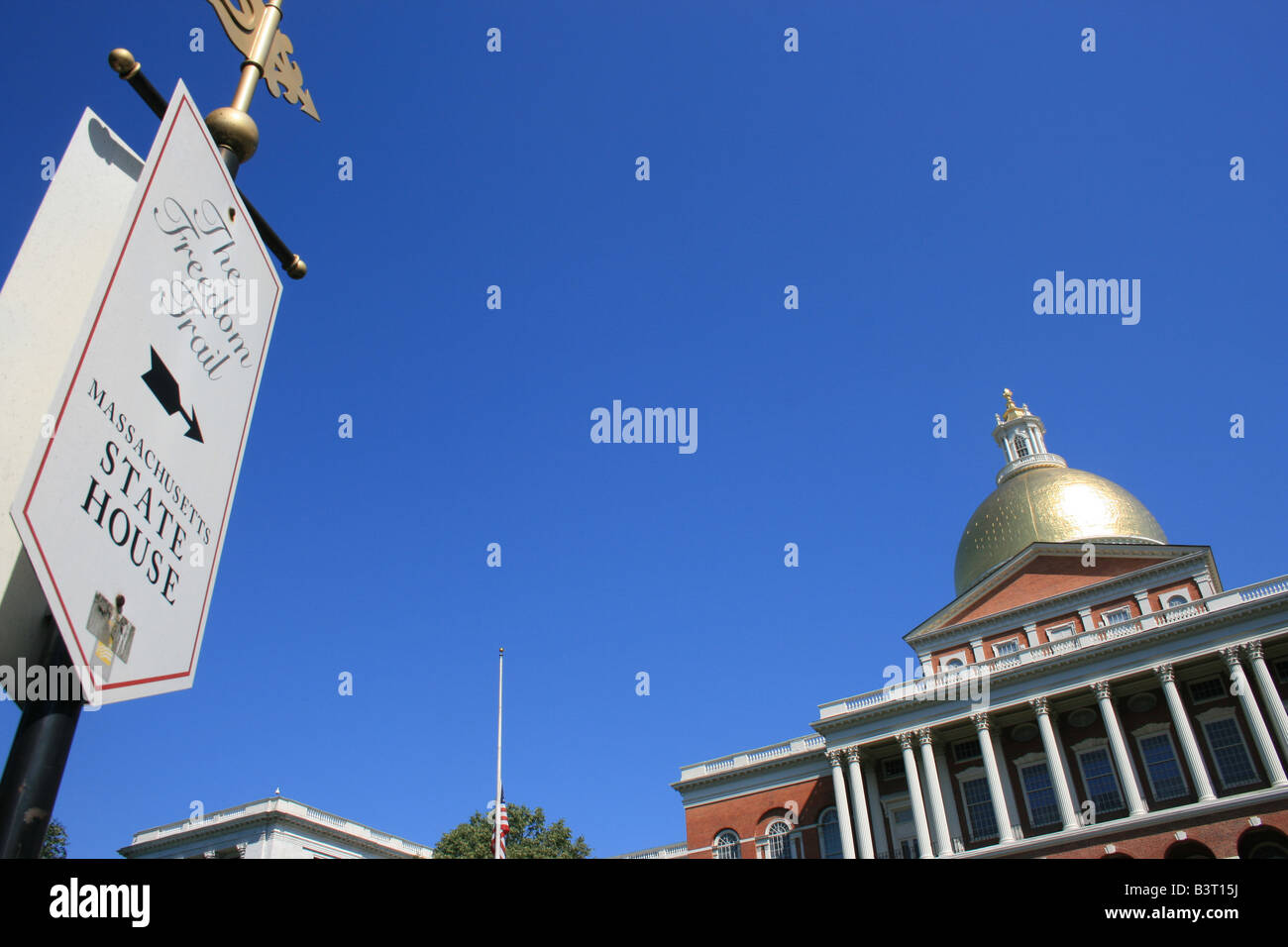 Melden Sie sich für den "Freedom Trail" verweist auf das Massachusetts State House in Boston. Stockfoto